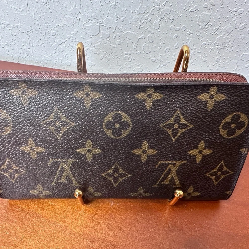 Louis Vuitton Long Zipper Wallet - Picture 4 of 7